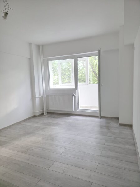 Titan, chiar vav metrou si intrarea in parc, stradal pe Grigorescu, la ING,